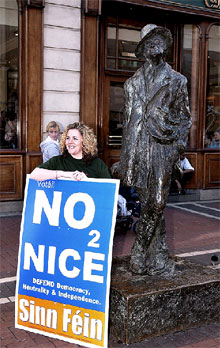 IRLANDA ANTE EL TRATADO DE NIZA: El Sinn Fein hace campaña por el   no   junto a una estatua de James Joyce.