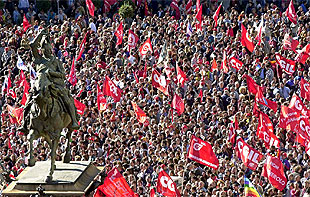 Multitudinaria manifestación en Roma con motivo de la huelga general convocada por el sindicato CGIL contra los presupuestos y la reforma laboral.