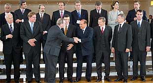 Foto de familia de dirigentes democristianos en la cumbre de Estoril. Arriba, a la izquierda, Javier Arenas.