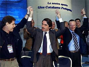 José María Aznar felicita a Josep Piqué en la clausura del congreso del PP de Cataluña.