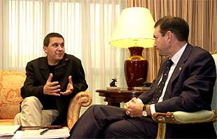 El  lehendakari , Juan José Ibarretxe, ayer con el líder de la suspendida Batasuna, Arnaldo Otegi.