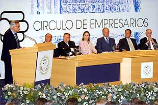 De izquierda a derecha, Rojo; Santiago Foncillas, ex presidente del Círculo; el alcalde de Madrid, José M. Álvarez del Manzano; la ministra Ana Pastor; el rey Juan Carlos y Manuel Azpilicueta, actual presidente del Círculo.