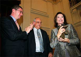 Nuria Espert, junto a Alberto Ruiz Gallardón y Juan de Isasa, recibe ayer el Premio Antonio de Sancha.