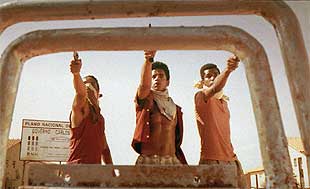 Un fotograma de    Cidade de Deus,  del brasileño Fernando Meirelles, en el que aparecen tres muchachos de las favelas de Río de Janeiro.