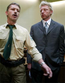 Boris Becker, acompañado de un policía, en el tribunal de Múnich.