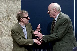 Woody Allen, premio de las Artes, y Arhur Miller, de las Letras, en el momento de su encuentro, ayer, en Oviedo.