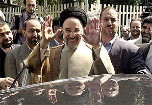 Mohamed Jatamí, presidente de Irán, saluda a sus seguidores en Teherán en una foto de archivo.