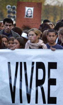Homenaje a una joven que fue quemada viva cerca de París.