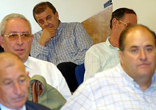 Juan Enciso, al fondo, durante la comisión ejecutiva de su partido.
