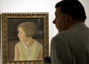 Un visitante ante el cuadro  Retrato de María Martínez Cabrero  (1931), de Antonio López Torres.