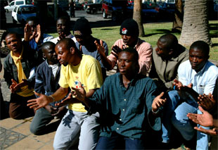 21 NIGERIANOS RECLAMAN EN MELILLA SU TRASLADO A LA PENÍNSULA.