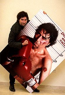 Joaquín Sabina, con un cartel de la promoción de su nuevo disco.