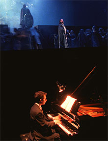 Leonardo Catalanotto intrepreta    Otello  al piano. Al fondo, Carlos Álvarez.