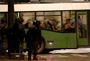 Varios rehenes liberados, a bordo del autobús que les trasladó desde el teatro donde habían estado retenidos.