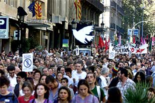 Los barceloneses ocupan calles y caminos