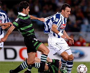 PARTIDO DE LIGA REAL SOCIEDAD - RACING: Pineda agarra de la camiseta a Kovacevic.