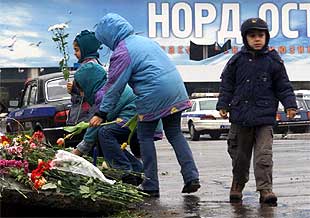 Varios niños colocan flores en la puerta del teatro Dudrovka de Moscú, donde los secuestradores chechenos retuvieron a 800 rehenes.