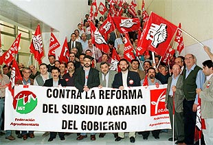 Alcaldes y sindicalistas exhiben una pancarta durante su encierro en la Diputación de Badajoz.