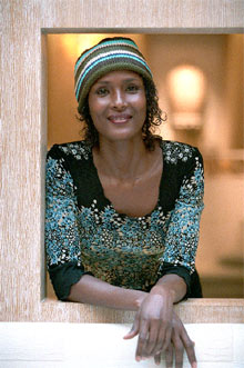 Waris Dirie, autora de    Amanecer en el desierto. 