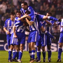 Los jugadores del Deportivo celebran el primer gol del encuentro.