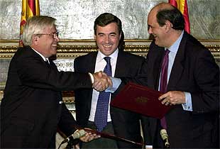 El alcalde de Barcelona y el secretario de Estado de Seguridad estrechan sus manos ante el ministro Acebes.