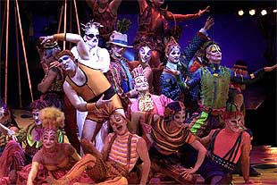 Imagen del nuevo espectáculo del Cirque du Soleil,    Saltimbanco,  durante su representación en Barcelona.rnrnRepresentación de    Saltimbanco. 