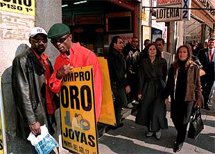 Trinidad Jiménez apuesta por "avanzar hacia 
la regularización" de la prostitución callejera