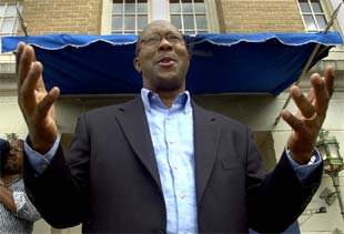 Ron Kirk, candidato a senador por Tejas, habla con la prensa.