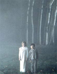 Alakina Mann y James Bentley, los niños de  Los otros. 