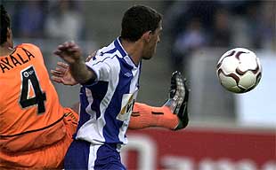 Ayala despeja contundentemente ante Maxi Rodríguez.