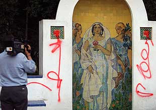 Dos glorietas del Parque de María Luisa sufren pintadas tras ser restauradas