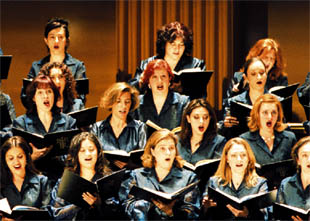 Una actuación del Coro del Teatro Real. Sonsoles Espinosa aparece en segunda fila, la segunda por la izquierda.