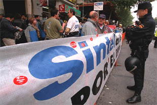 Protesta de los trabajadores de Sintel ante la sede del PP
