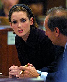 Winona Ryder escucha al jurado junto a su abogado.