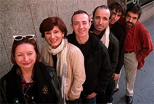 Louise Doutreligne, autora de  Firmado Pombo,  en primer término, y miembros de la compañía Influence.