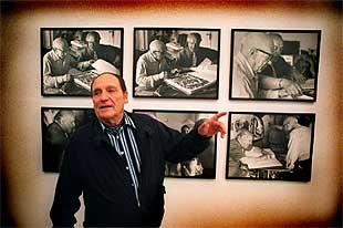 El comisario de la exposición, Roberto Otero, explicó ayer las fotografías que tomó de Picasso y Alberti y que se exhiben en el IVAM.