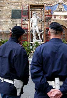 Dos   carabinieri   observan la reproducción del David en la plaza de la Signoria.