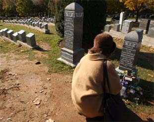 Magda Schleifer, ante la tumba de su antepasado fallecido en el hundimiento del  Titanic. 