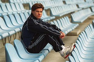Xabi Alonso, relajado, en la tribuna del estadio de Anoeta.