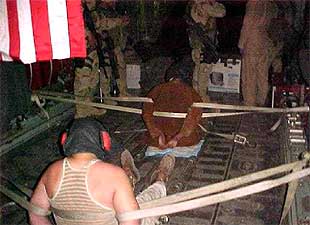 Primeras fotos del traslado de los talibanes