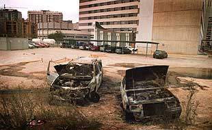 QUEMADOS DOS COCHES MÁS AL LADO DE LA CONVENCIÓN DEL PP SOBRE SEGURIDAD.