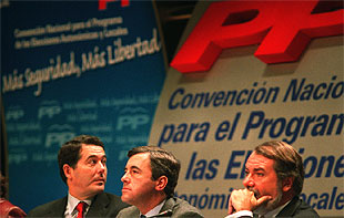 José María Michavila, Ángel Acebes y Jaime Mayor, ayer, en la convención que el PP celebró en Valencia.