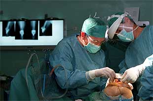 El Equipo Móvil de Cirugía del doctor Vicente Zapata, durante una operación en Riotinto el mes pasado.