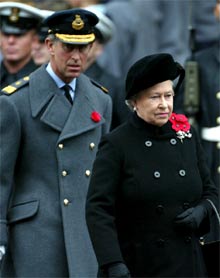 La reina Isabel y el príncipe Carlos, ayer en una ceremonia en Londres.
