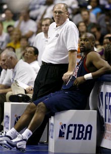 George Karl, de pie, junto a Baron Davis, en el Mundial de Indianápolis.