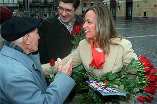 La candidata socialista a la alcaldía de Madrid, Trinidad Jiménez, reparte rosas en Bilbao con Patxi López.