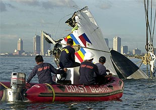 Guardacostas filipinos sacan a flote restos del avión siniestrado.