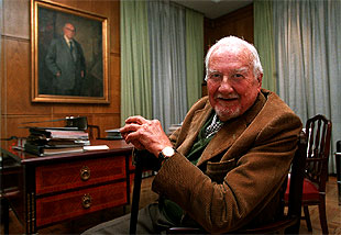Fernando Chueca Goitia, en el Colegio Oficial de Arquitectos de Madrid.