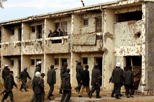 Policías armados entran en un edificio de la Universidad de Kabul tras el choque con los estudiantes.