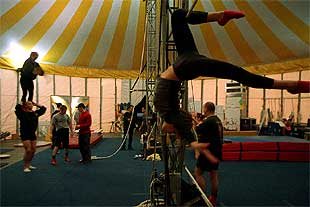 EL CIRCO DEL SOL SE OCULTA TRAS LA CARPA.